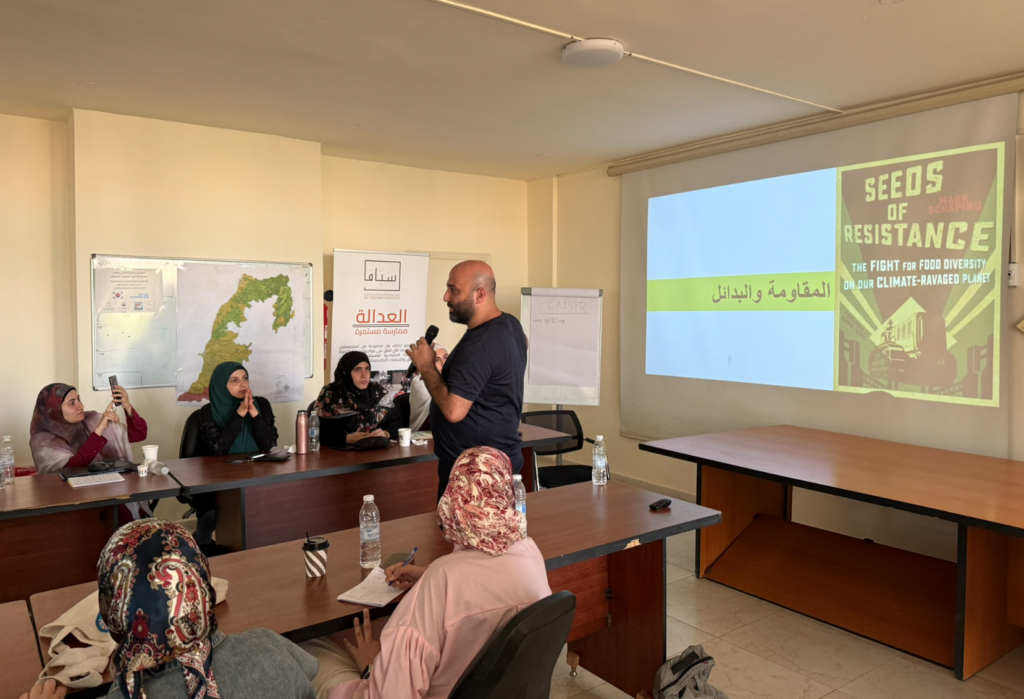 جلسة نقاش خلال اليوم الأول من المدرسة